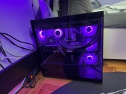 komputer stacjonarny ryzen 7 7800x3D rtx 5070ti 32 GB RAMu monitor biurko 