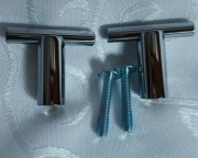 Chromowane uchwyty do drzwiczek.