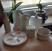 Zestaw białych porcelanowych pojemniczków