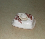 Ceramiczna maselniczka.