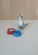 Szary kotek schleich z miskami