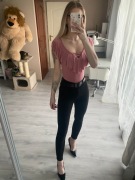 Różowe body z falbanką