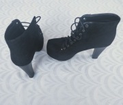 Oryginalne zamszowe botki na wysokim obcasie