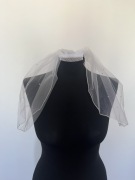 Krótki biały welon ślubny weselny; wieczór panieński; cyrkonie; 40 cm