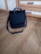  Elegancka czarna torebka z futerkiem.