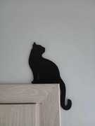 Drewniana dekoracja ścienna. Czarny kot narożny