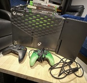 Xbox Series X 1TB + 2 pady + 5 gier – napęd do naprawy