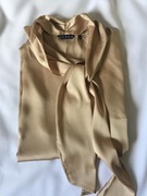 River Woods. Piękna satynowa bluzka z wiązaniem, krótki rękaw