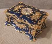 Piękna bogatozdobiona szkatułka metalowa włoska złocona w emalii. Paris