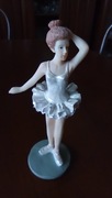 Figurka baletnicy w białej sukience stojąca glinka