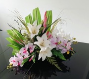 Kompozycja kwiatowa ze storczykiem 