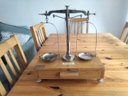 Waga laboratoryjna  szalkowa. 