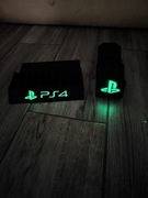 Zestaw Ps4 stojak na gry i 2 pady napis fluorescencyjny 