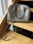 Srebrna duża torba shopper na cienkim pasku z rączkami styl wiosna lato 