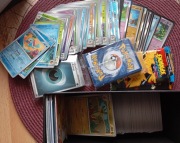 Kolekcja oryginalnych kart Pokemon ok. 700 szt, 2 pudełka, kości, żetony.