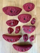 12 czerwonych chwytów wspinaczkowych