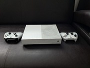 Xbox One S 1tb plus 2 pady
