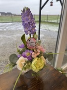 Wiosenna kompozycja z ceramicznym ptaszkiem. Dzień Babci. Dzień Dziadka