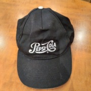 CZAPKA Z DASZKIEM PEPSI COLA CZARNA BIAŁY NAPIS I GUZIK ROZM 54