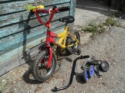 Rowerek dziecięcy Genesis Jocker 12 cali z wyposażeniem do nauki jazdy.