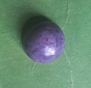 Czaroit w formie kaboszonu