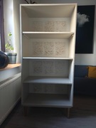 Regał na złotych nóżkach 