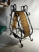 Rustykalny stojak na wina