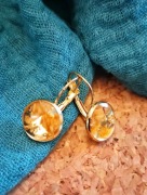 Kolczyki ze słonecznikiem w żywicy – pozłacana biżuteria handmade 