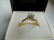 Złoty pierścionek z brylantem 0,3 ct