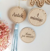 Drewniane tabliczki do zdjęć z Miesiącami + zawieszka imienna z chwostem
