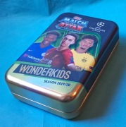 Kolekcjoinerskie karty p[iłkarskie ( 137 sztuk ) w metalowym pudełku.