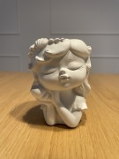 Doniczka betonowa dziewczynka