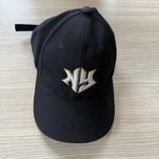Czarna czapka z daszkiem z haftem "NY"