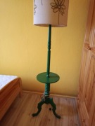 Lampa podłogowa w stylu vintage i kolorze zielonym.