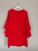 Elegancka czerwona sukienka ZARA z efektownymi rękawami dzwon tozm M