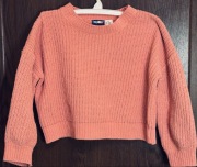 Różowy sweterek dziewczęcy