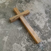 Duży, drewniany Krzyż na ścianę ze starego dębu 42 cm Rękodzieło