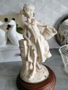 Figurka dziewczynka alabaster 