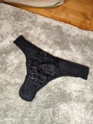 Czarne  stringi używane  S koronką S