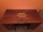 Biurko z litego drewna orzech intarsje wysoki połysk odbiór Wołomin