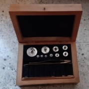 odważniki do wagi laboratoryjnej w drewnianej kasecie