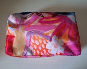 Kolorowa kosmetyczka Alphah różowa kwiaty