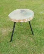 Okrągły stolik kawowy z plastra drzewa i błękitnej żywicy