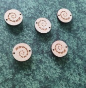 charms17 zawieszka drewno grawer 1,5 cm hand made