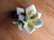 Biało-żółta róża porcelana? wys. 4 cm