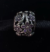 Pandora ażurowy charms fioletowa stokrotka srebro 925 