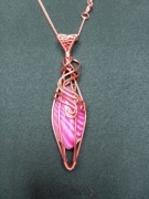 WISIOR Z AGATEM RÓŻOWYM W OPLOCIE Z MIEDZI WIRE WRAPPING