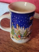 Stary kubek ceramiczny Leipziger weihnachtsmarkt. Zdobienia wypukłe.Reliefy