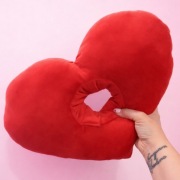 Poduszka piercingowa do przekłuwania uszu i spania donut serce czerwone