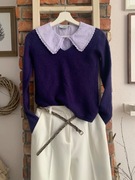 Kaszmirowy sweterek w kolorze jagodowym.